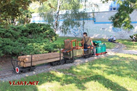 31.08.2019 - Hradec Králové, Smetanovo nábř.: ''Hugo'' táhne vlak s nákladem imitovaným i skutečným © PhDr. Zbyněk Zlinský