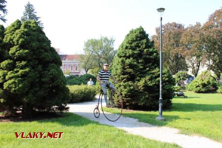 31.08.2019 - Hradec Králové, Smetanovo nábř.: exhibice na vysokém kole © PhDr. Zbyněk Zlinský