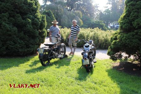 31.08.2019 - Hradec Králové, Smetanovo nábř.: dvojice anglických motocyklů AJS © PhDr. Zbyněk Zlinský