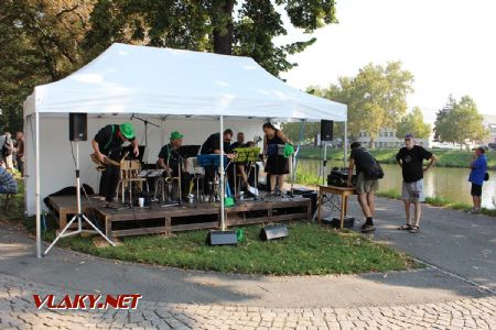 31.08.2019 - Hradec Králové, Smetanovo nábř.: dixieband ''Zelená sedma'' a Ing. Stránský se chystají na oficiální zahájení © PhDr. Zbyněk Zlinský