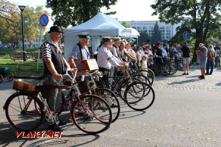 31.08.2019 - Hradec Králové, Smetanovo nábř.: Veteran Velociped Club Žízeň a Hlad má svou roli při oficiálním zahájení © PhDr. Zbyněk Zlinský