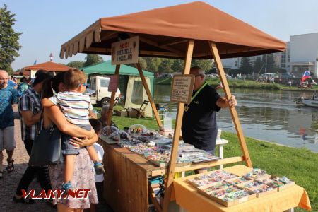 31.08.2019 - Hradec Králové, Smetanovo nábř.: kdysi oblíbený stánek s poklady z kindrvajíček © PhDr. Zbyněk Zlinský