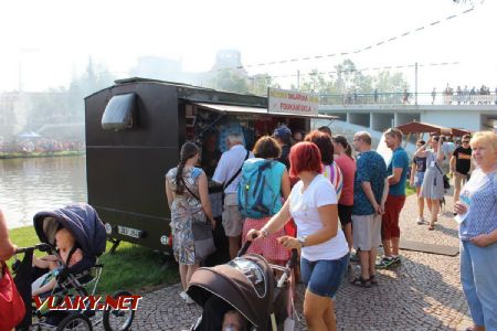 31.08.2019 - Hradec Králové, Smetanovo nábř.: mobilní stánek Dětské sklářské dílny © PhDr. Zbyněk Zlinský