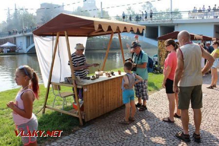 31.08.2019 - Hradec Králové, Smetanovo nábř.: Karel obdivuje motůrky stabilní, lodní i letecké © PhDr. Zbyněk Zlinský