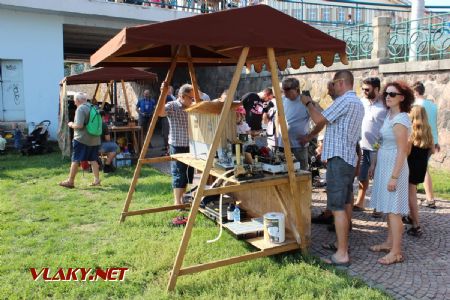 31.08.2019 - Hradec Králové, Smetanovo nábř.: poslední dva stánky předvádějí krásné modely dávných strojů © PhDr. Zbyněk Zlinský