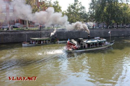 31.08.2019 - Hradec Králové, Tylovo nábř.: parníky ''Královna Eliška'' a ''Hradec'' se míjejí pod Tyršovým mostem © PhDr. Zbyněk Zlinský