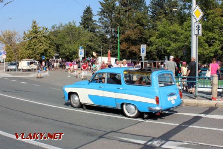 31.08.2019 - Hradec Králové, Tyršův most: náhodně zachycený vzácný typ automobilu Wartburg 312/5 Campinglimousine © PhDr. Zbyněk Zlinský