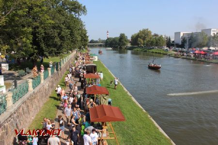 31.08.2019 - Hradec Králové, Tyršův most: pohled na sekci malých parních strojů a modelů shora © PhDr. Zbyněk Zlinský