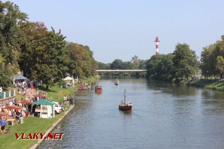 31.08.2019 - Hradec Králové, Tyršův most: rušno je i na hladině Labe © PhDr. Zbyněk Zlinský