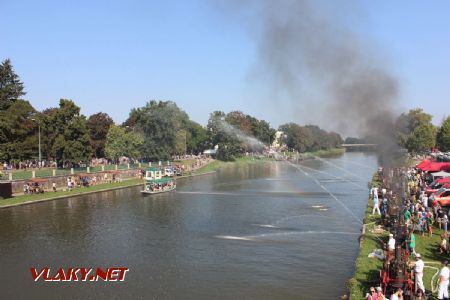 31.08.2019 - Hradec Králové, Tyršův most: vodní proudy útočí na proplouvající lodě © PhDr. Zbyněk Zlinský