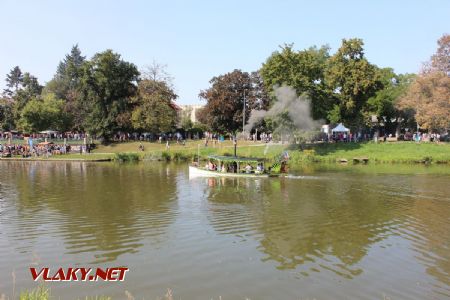 31.08.2019 - Hradec Králové, Eliščino nábř.: parník ''Hradec'' pluje po proudu Labe © PhDr. Zbyněk Zlinský