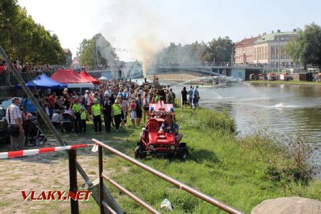 31.08.2019 - Hradec Králové, Eliščino nábř.: v sekci historické hasičské techniky nás vítá cosi soudobého © PhDr. Zbyněk Zlinský