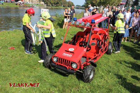 31.08.2019 - Hradec Králové, Eliščino nábř.: osádka hasičské buginy SDH Předměřice nad Labem v akci © PhDr. Zbyněk Zlinský