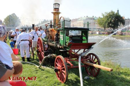 31.08.2019 - Hradec Králové, Eliščino nábř.: parní stříkačka z roku 1893 od firmy R.A.Smékal je domovem v Táboře © PhDr. Zbyněk Zlinský