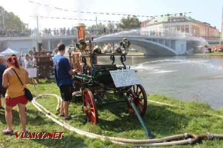 31.08.2019 - Hradec Králové, Eliščino nábř.: klatovská parní stříkačka z roku 1881 © PhDr. Zbyněk Zlinský