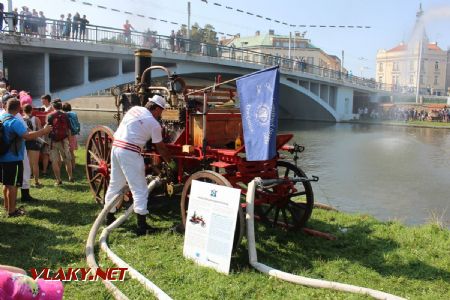 31.08.2019 - Hradec Králové, Eliščino nábř.: parní stříkačka SDH Kvítkovice z roku 1907 © PhDr. Zbyněk Zlinský