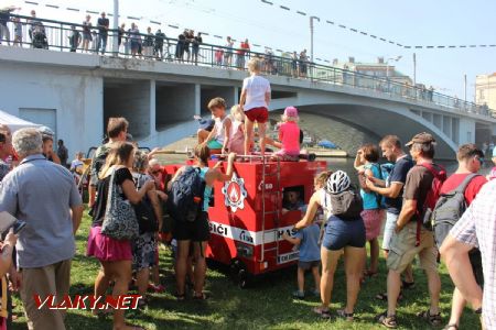 31.08.2019 - Hradec Králové, Eliščino nábř.: oblíbená miniatura zásahového vozidla hasičů z Chlumce nad Cidlinou © PhDr. Zbyněk Zlinský