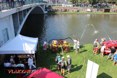 31.08.2019 - Hradec Králové, Eliščino nábř.: ruční stříkačka z Hrádku u Nechanic shora © PhDr. Zbyněk Zlinský