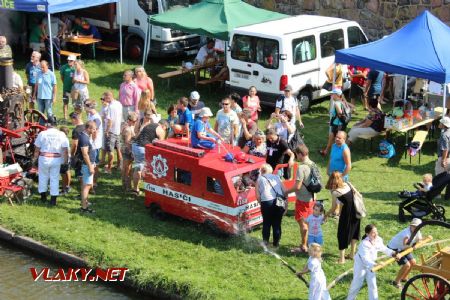 31.08.2019 - Hradec Králové, Tyršův most: miniatura zásahového vozidla z Chlumce nad Cidlinou je zblízka nefotitelná © PhDr. Zbyněk Zlinský