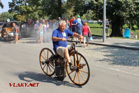 31.08.2019 - Hradec Králové, Smetanovo nábř.: Antonína Pavelka a jeho replika parního motocyklu Ropel z roku 1869 © PhDr. Zbyněk Zlinský