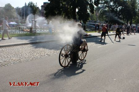 31.08.2019 - Hradec Králové, Smetanovo nábř.: Antonína Pavelka a jeho replika parního motocyklu Ropel z roku 1869 © PhDr. Zbyněk Zlinský