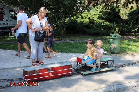 31.08.2019 - Hradec Králové, Smetanovo nábř.: řídit lokomotivu je vážná věc © PhDr. Zbyněk Zlinský