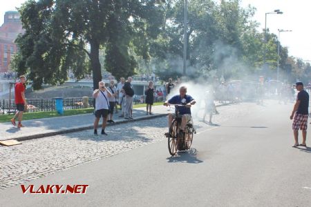 31.08.2019 - Hradec Králové, Smetanovo nábř.: Antonína Pavelka a jeho replika parního motocyklu Ropel z roku 1869 © PhDr. Zbyněk Zlinský