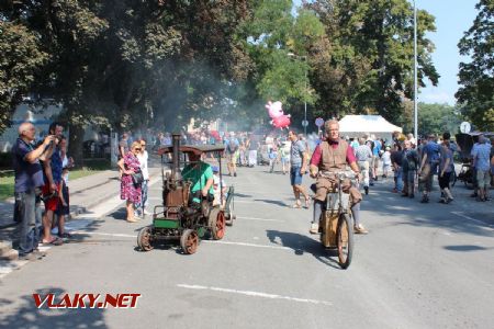 31.08.2019 - Hradec Králové, Smetanovo nábř.: ''agrární vláček'' a replika parního motocyklu Roper z roku 1894 © PhDr. Zbyněk Zlinský