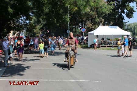 31.08.2019 - Hradec Králové, Smetanovo nábř.: replika parního motocyklu Roper z roku 1894 v akci © PhDr. Zbyněk Zlinský