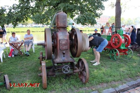 31.08.2019 - Hradec Králové, Smetanovo nábř.: momentka ze sekce stabilních motorů © PhDr. Zbyněk Zlinský