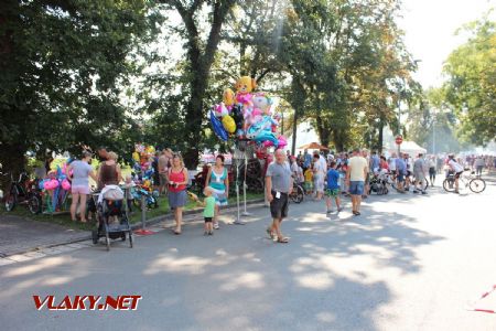 31.08.2019 - Hradec Králové, Smetanovo nábř.: ruch v neplacené části areálu u Novákových garáží © PhDr. Zbyněk Zlinský