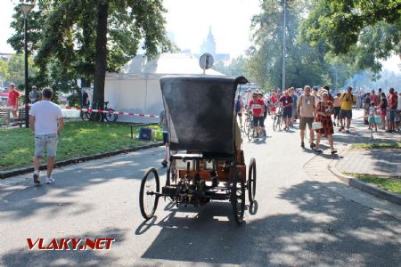 31.08.2019 - Hradec Králové, Smetanovo nábř.: volná replika první Fordovy čtyřkolky zvané Horseless v akci © PhDr. Zbyněk Zlinský