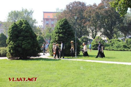 31.08.2019 - Hradec Králové, Smetanovo nábř.: Spolek dam Náchod s jedním pánem na obhlídce © PhDr. Zbyněk Zlinský