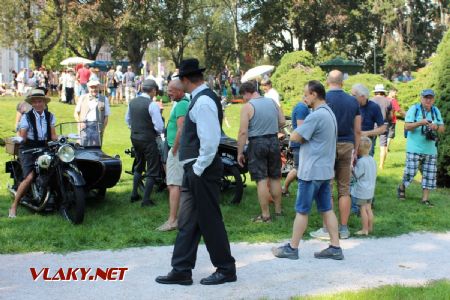 31.08.2019 - Hradec Králové, Smetanovo nábř.: frmol kolem anglických motocyklů s postranním vozíkem © PhDr. Zbyněk Zlinský