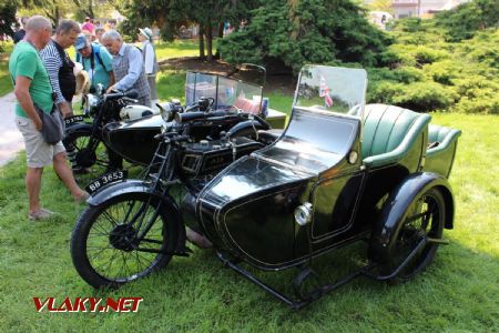 31.08.2019 - Hradec Králové, Smetanovo nábř.: blíže neurčený motocykl AJS s postranním vozíkem © PhDr. Zbyněk Zlinský