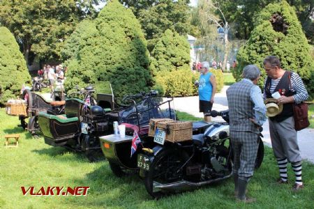 31.08.2019 - Hradec Králové, Smetanovo nábř.: anglické motocykly s postranním vozíkem © PhDr. Zbyněk Zlinský