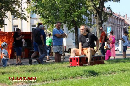 31.08.2019 - Hradec Králové, Smetanovo nábř.: splašený ''hurvínek'' a nadšený mrňous © PhDr. Zbyněk Zlinský