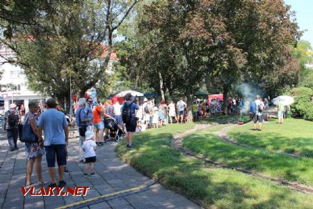 31.08.2019 - Hradec Králové, Smetanovo nábř.: fronta u nádraží Dětské železnice © PhDr. Zbyněk Zlinský