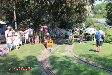 31.08.2019 - Hradec Králové, Smetanovo nábř.: ruch na nádraží Dětské železnice © PhDr. Zbyněk Zlinský