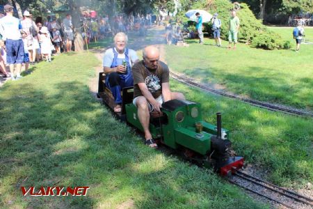 31.08.2019 - Hradec Králové, Smetanovo nábř.: senioři s duší dítěte © PhDr. Zbyněk Zlinský