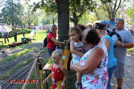 31.08.2019 - Hradec Králové, Smetanovo nábř.: fronta u pokladny Dětské železnice © PhDr. Zbyněk Zlinský