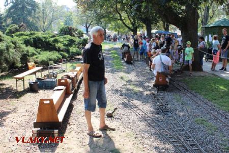 31.08.2019 - Hradec Králové, Smetanovo nábř.: znavený ''dispečer'' Dětské železnice © PhDr. Zbyněk Zlinský