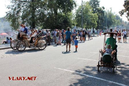 31.08.2019 - Hradec Králové, Smetanovo nábř.: elektromobil Dora a ''parní ''agrovláček'' © PhDr. Zbyněk Zlinský