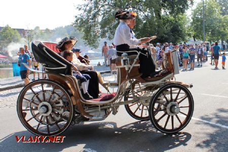 31.08.2019 - Hradec Králové, Smetanovo nábř.: elektromobil Dora na vyjížďce © PhDr. Zbyněk Zlinský