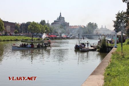 31.08.2019 - Hradec Králové, Smetanovo nábř.: parník ''Hradec'' vyplouvá, kvaziplachetnice ''Pirát'' se k tomu chystá © PhDr. Zbyněk Zlinský