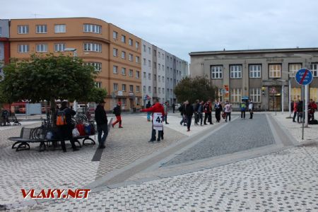 08.10.2019 - Hradec Králové: fanoušci klubu Mountfield HK se scházejí před hlavním nádražím © PhDr. Zbyněk Zlinský