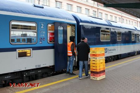 08.10.2019 - Hradec Králové, hl.n.: nakládání zásob do VIP vozu CZ-ČD 61 54 20-70 028-3 Bpee237 © PhDr. Zbyněk Zlinský