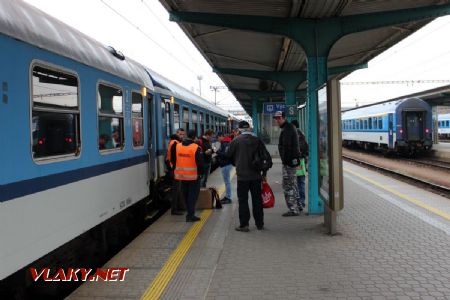 08.10.2019 - Hradec Králové, hl.n.: nástup do vozu CZ-ČD 51 54 20-41 608-0 B249 © PhDr. Zbyněk Zlinský