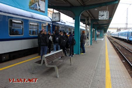 08.10.2019 - Hradec Králové, hl.n.: nástup do vozu CZ-ČD 51 54 20-41 684-1 B249 © PhDr. Zbyněk Zlinský