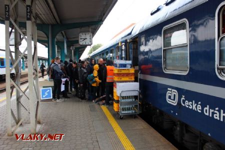 08.10.2019 - Hradec Králové, hl.n.: do vozu 20-41 684-1 B míří fanoušci, do 89-80 022-4 SR zásoby © PhDr. Zbyněk Zlinský